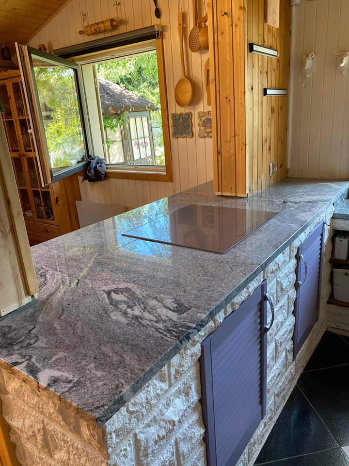 blat kuchenny kamienny szaro czarny w tle drewniane elementy